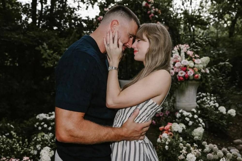 Taylor Swift dan Travis Kelce tunangan!