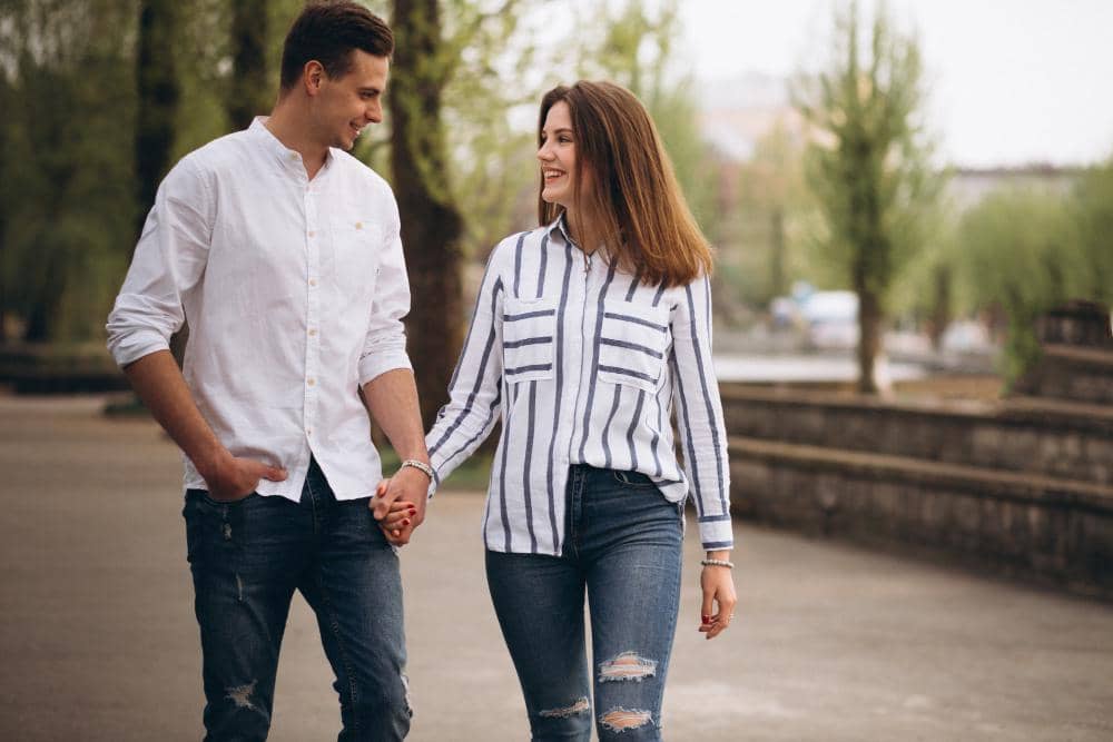 ilustrasi pasangan berkencan (freepik.com/senivpetro)