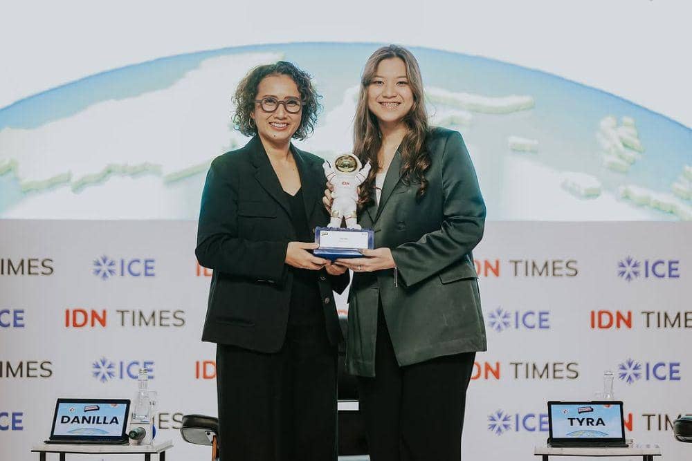 Potret Danilla saat menerima plakat pembicara di Indonesia Summit 2025. (instagram.com/indonesia.summit)