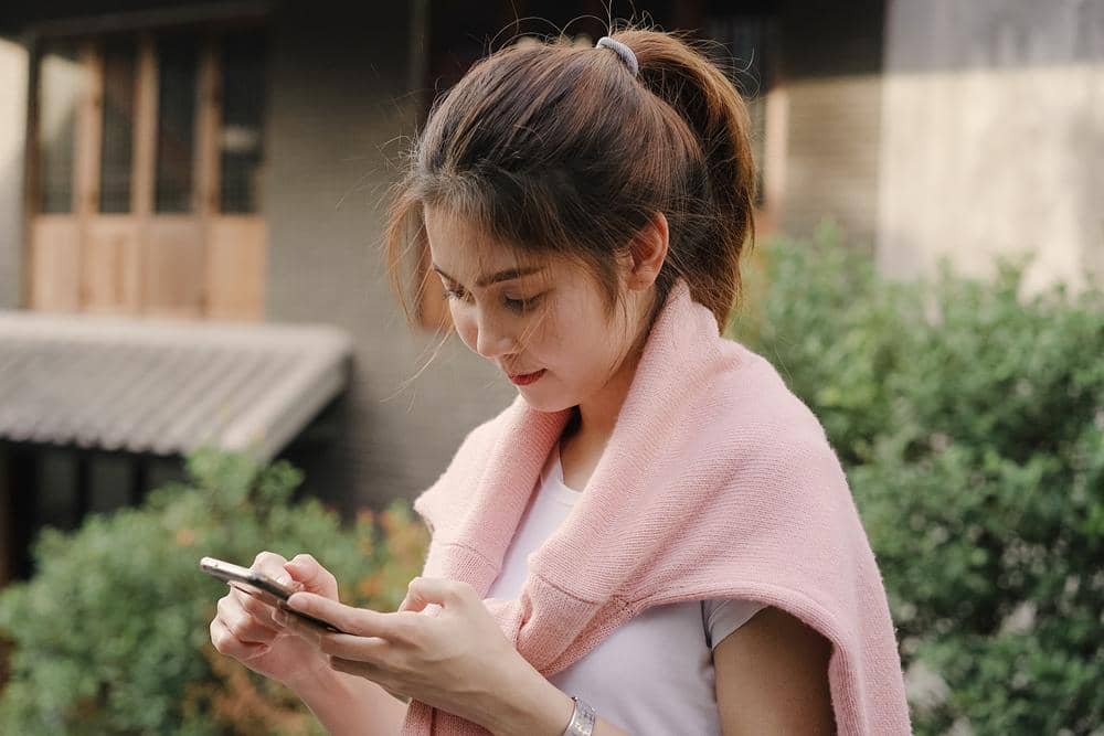 ilustrasi perempuan chatting (freepik.com/tirachardz)