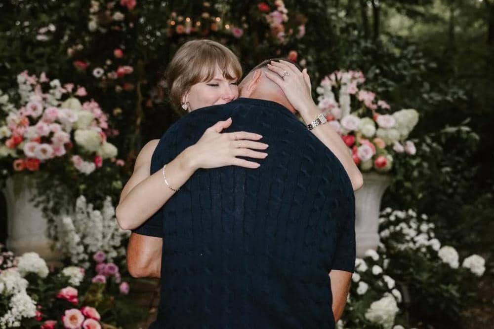 Taylor Swift dan Travis Kelce Resmi Bertunangan. Selamat!
