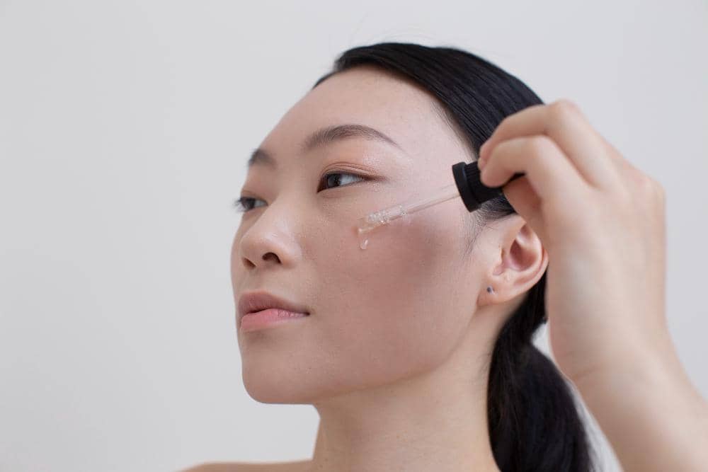 ilustrasi memakai serum