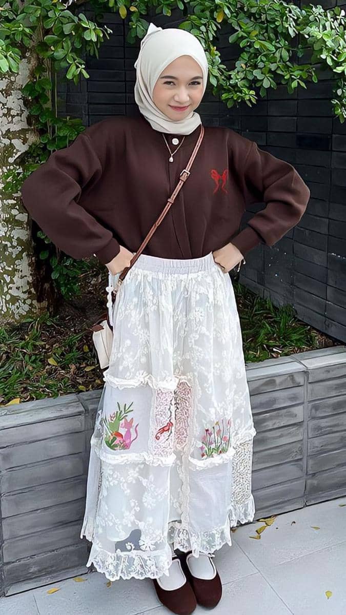 Sweater dan Ruffle Skirt.jpg