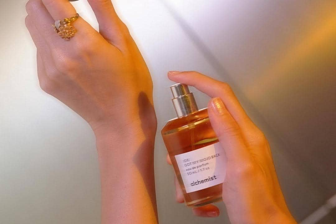 parfum wanita aroma woody terbaik