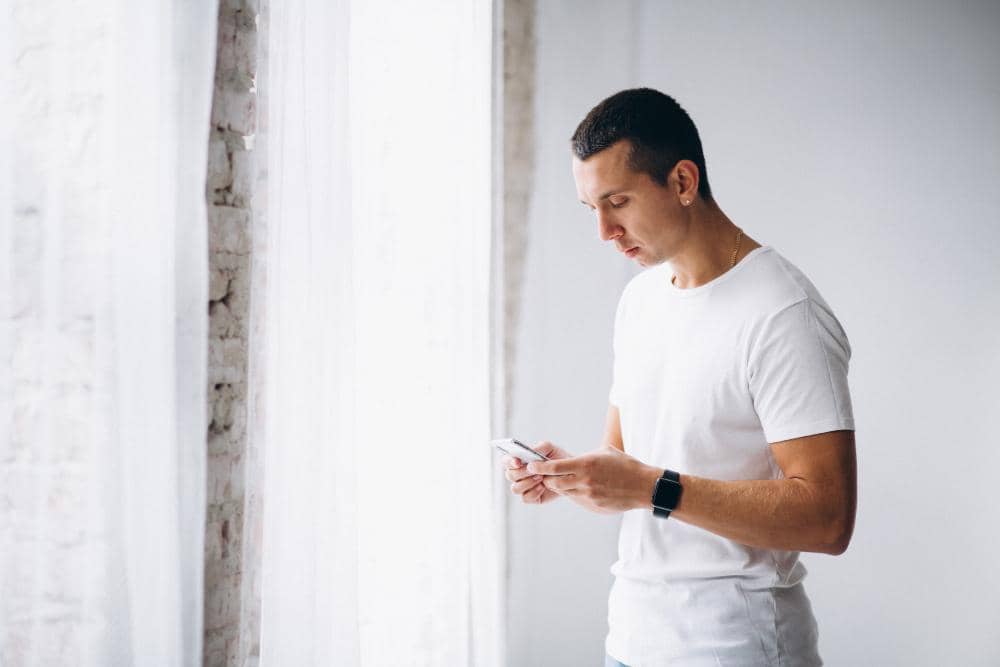 ilustrasi cowok chatting (freepik.com/senivpetro)