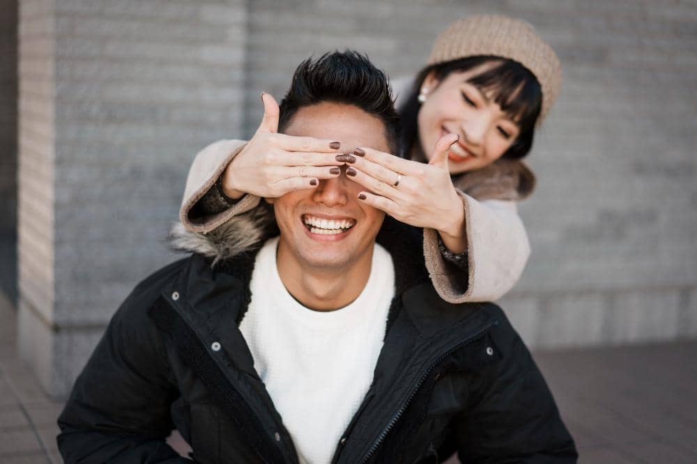 ilustrasi pasangan sedang bercanda (freepik.com/freepik)