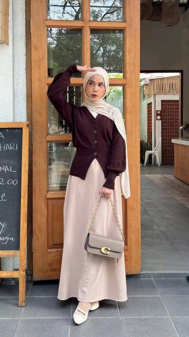 Cardigan Mahogany dan Rok Krem.jpg