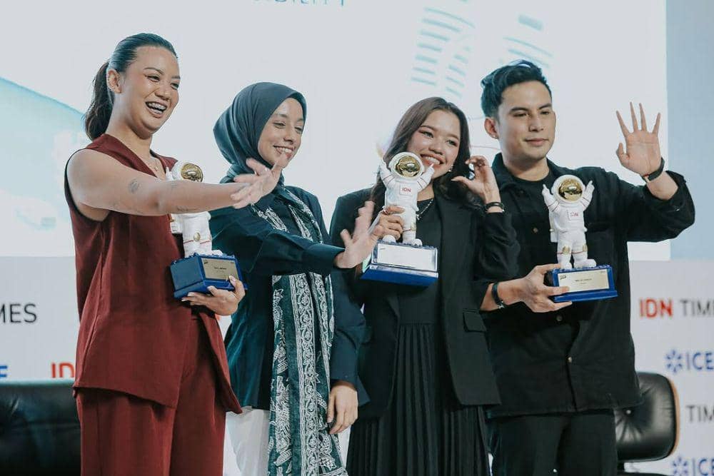 Potret Ummi Quary bersama Niko Al-Hakim saat menerima plakat pembicara di Indonesia Summit 2025. (instagram.com/indonesia.summit)