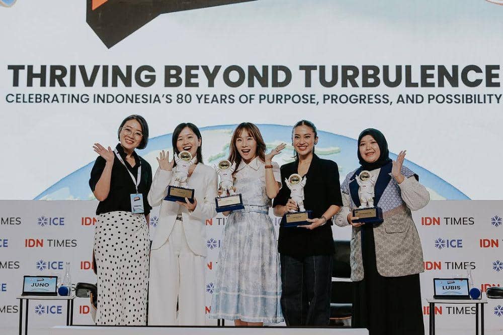 Potret Cherly Juno, Tyna Dwi Jayanti, dan Irfania R. Lubis saat menerima plakat pembicara di Indonesia Summit 2025. (instagram.com/indonesia.summit)