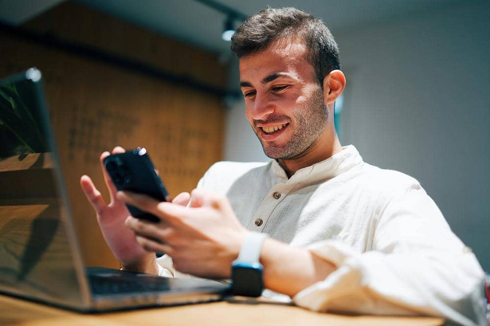 ilustrasi laki-laki chatting (pexels.com/iam hogir)