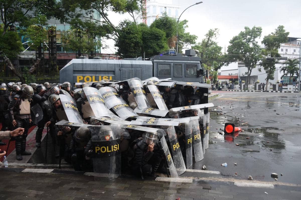 Polisi memukul mundur massa di DPRD Sumut dengan gas air mata pada demo, Jumat (29/8/2025) (IDN Times/Prayugo Utomo)
