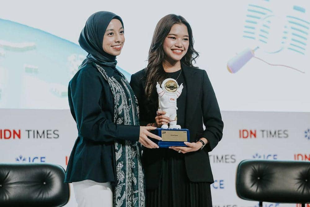 Potret Ummi Quary saat menerima plakat pembicara di Indonesia Summit 2025. (instagram.com/indonesia.summit)