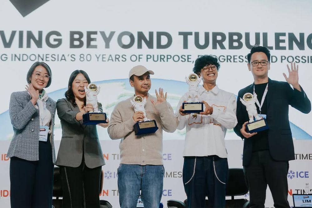 Potret Raditya Dika, Aulion, dan Hendry Lim saat menerima plakat pembicara di Indonesia Summit 2025. (instagram.com/indonesia.summit)