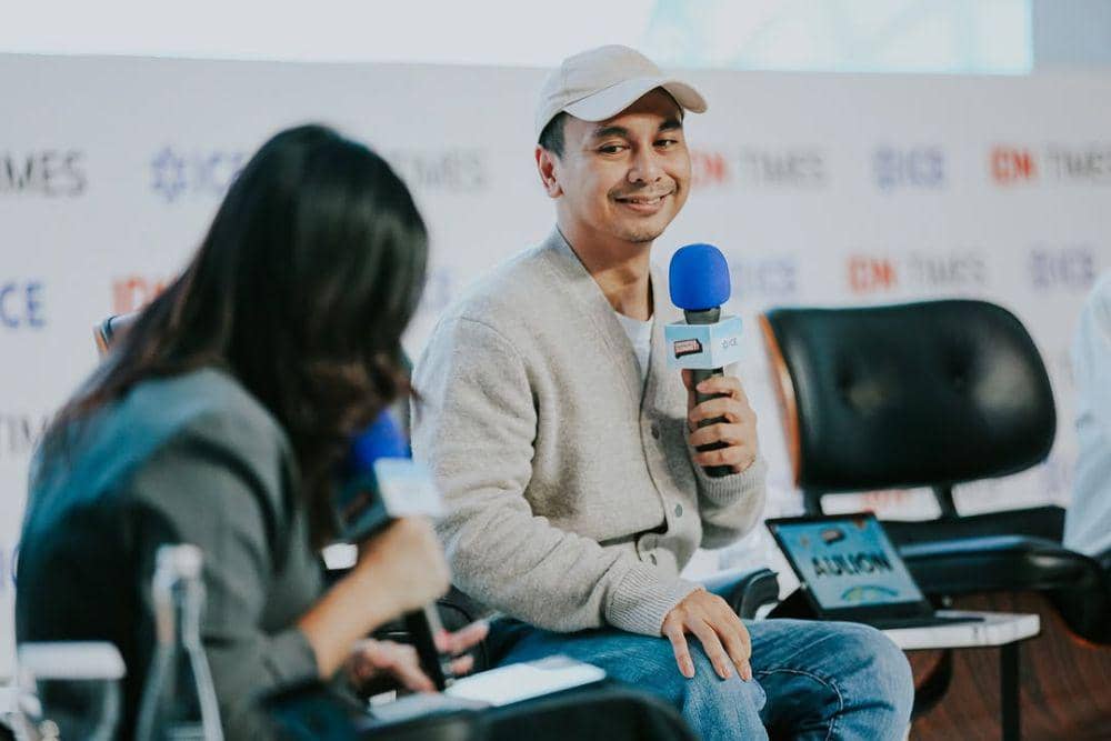 Potret Raditya Dika saat menjadi salah satu pembicara di Indonesia Summit 2025. (instagram.com/indonesia.summit)