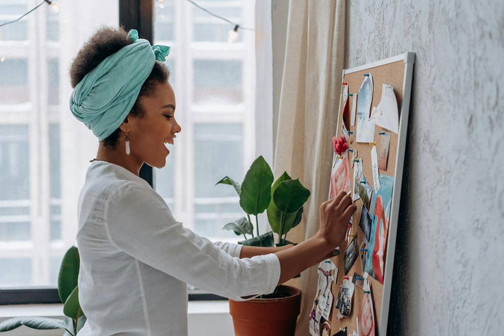 ilustrasi perempuan menekuni hobinya (pexels.com/Mikhail Nilov)