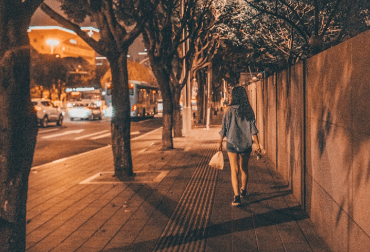 illustrasi jalan-jalan malam (unsplash.com/铮 夏)