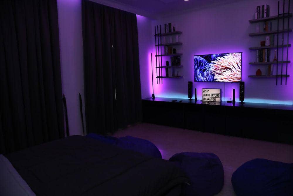 Ilustrasi ruang tidur yang menggunakan WiZ TV Sync Lights. (Dok. Signify)