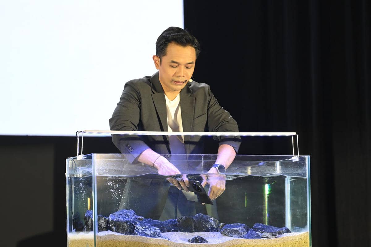 2. Water Resistance test by Hadie Mandala, Product Manager, vivo Indonesia.JPG