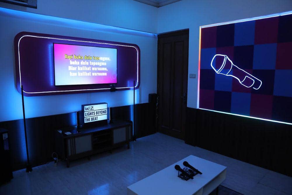 Ilustrasi ruang karaoke yang menggunakan WiZ TV Sync Lights. (Dok. Signify)