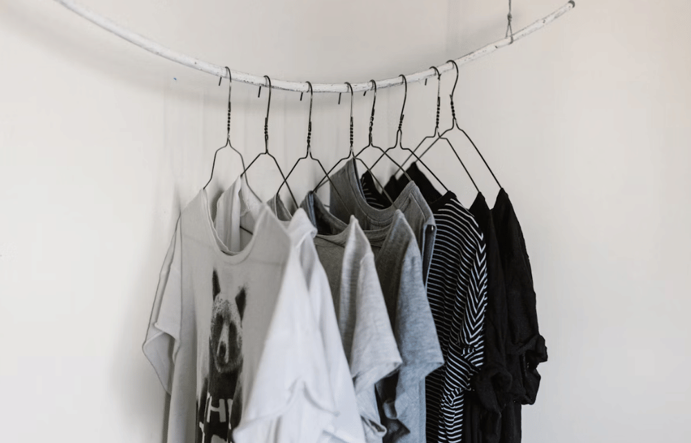 Ilustrasi mengeringkan pakaian