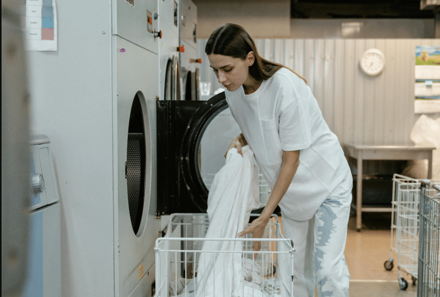 Ilustrasi mengeluarkan pakaian setelah dicuci