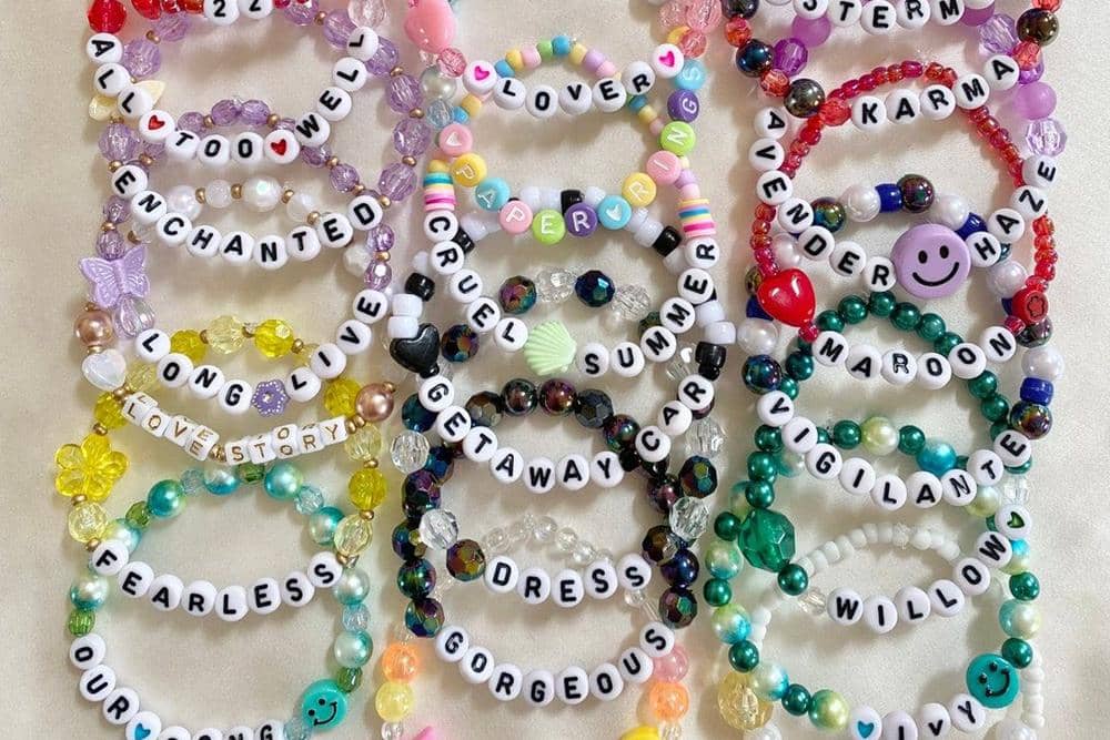 ilustrasi gelang persahabatan dari tali karet (etsy.com)