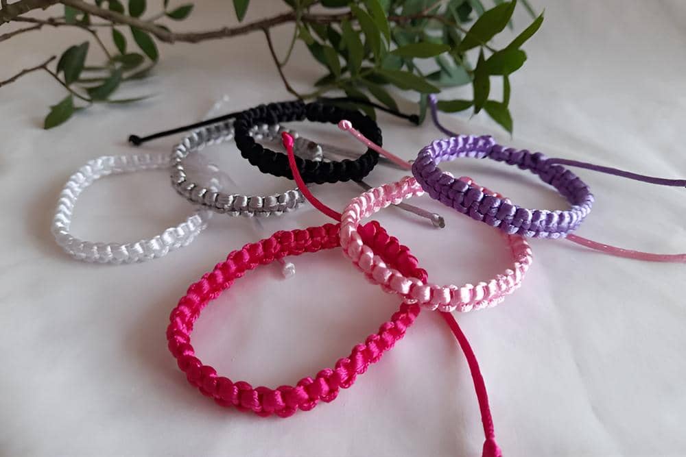 ilustrasi gelang persahabatan dari tali satin (etsy.com)