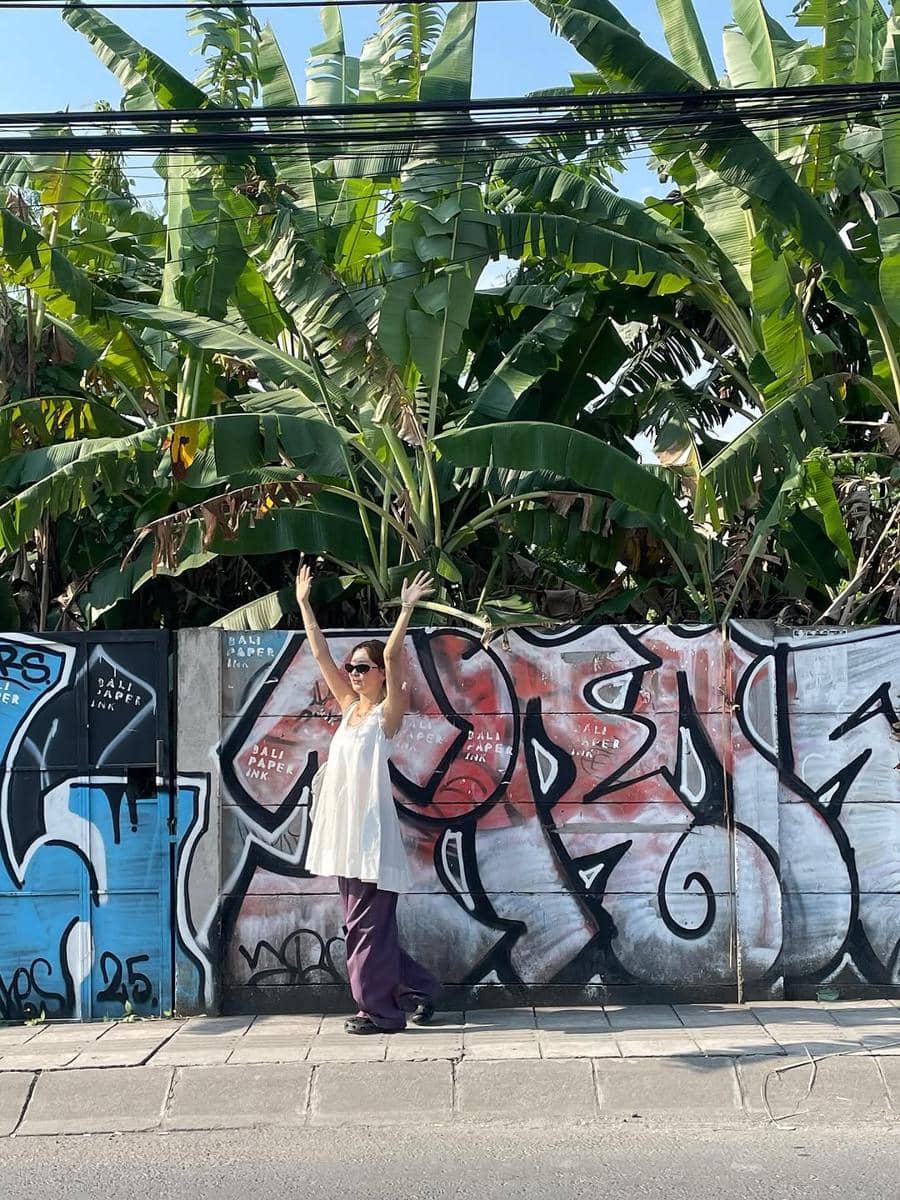 Potret Seulgi Red Velvet liburan di Bali. (instagram.com/hi_sseulgi)