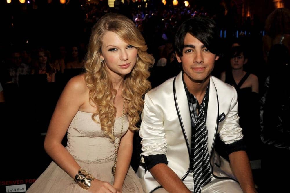 singers-taylor-swift-and-joe-jonas-at-the-2008-mtv-video-news-photo-1696887920.jpg