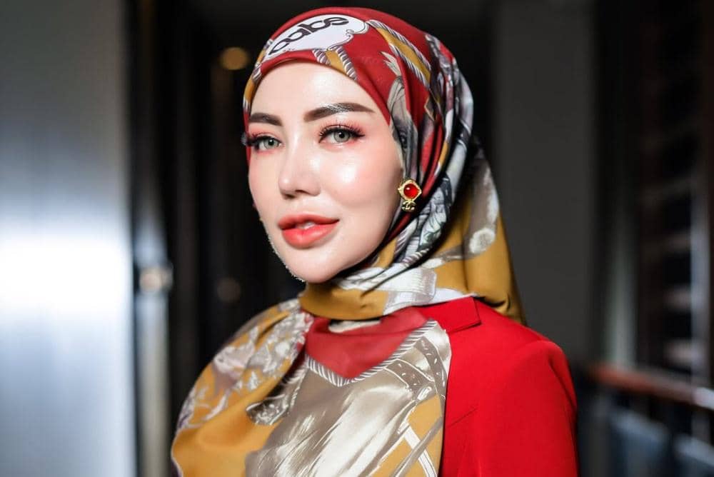 Photoshoot for ‘DabeBeaute Scarf’Inframe - @bellashofie_rigan Founder - @dabebeaute Make Up by @.jpg