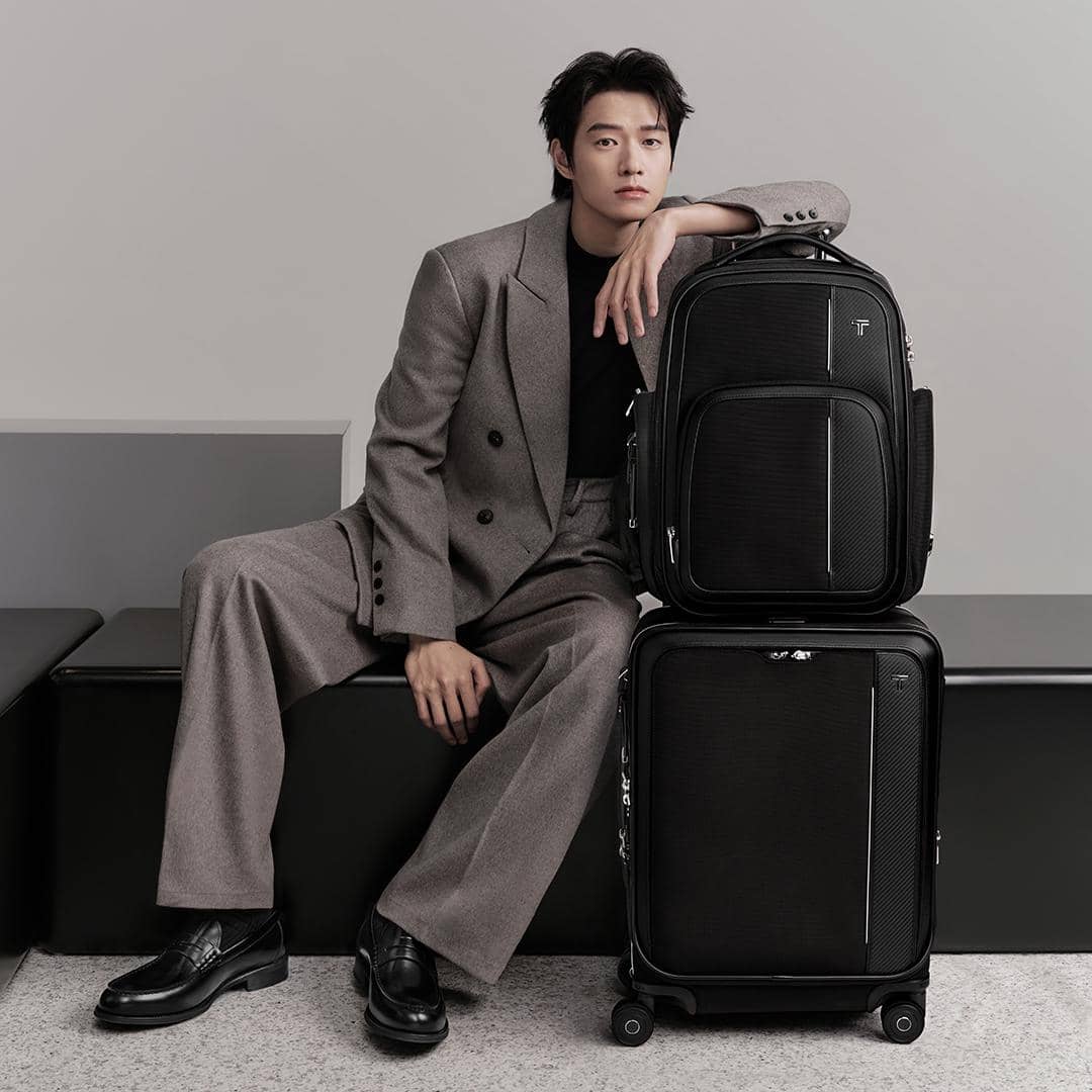 1080x1080_TUMI_APAC_WDX_OnTalent_Arrive_BarkerLarge_IntlDualCO_FINAL_RGB_300.jpg