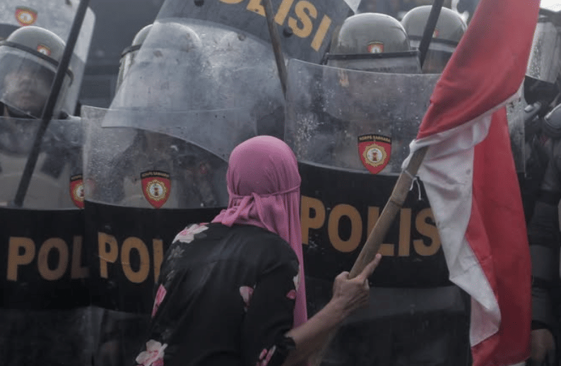 Momen Ibu hijab pink melawan aparat 