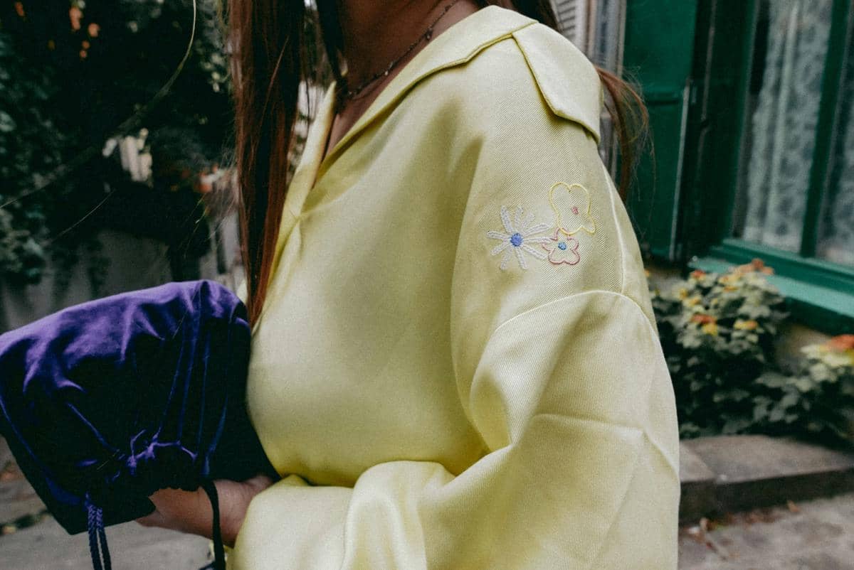 Ilustrasi outfit berwarna putih tulang