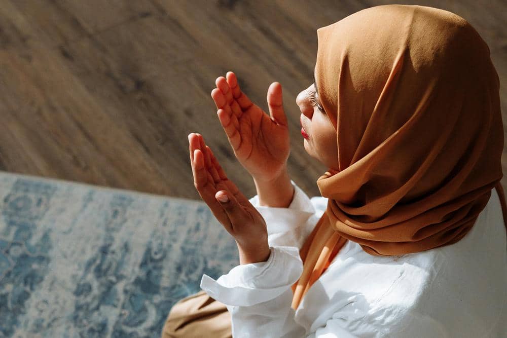 ilustrasi perempuan berdoa (pexels.com/Thirdman)