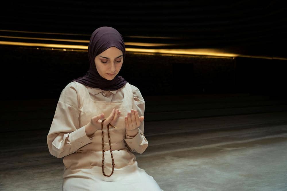 ilustrasi perempuan berdoa (pexels.com/Zeynep Sude Emek)