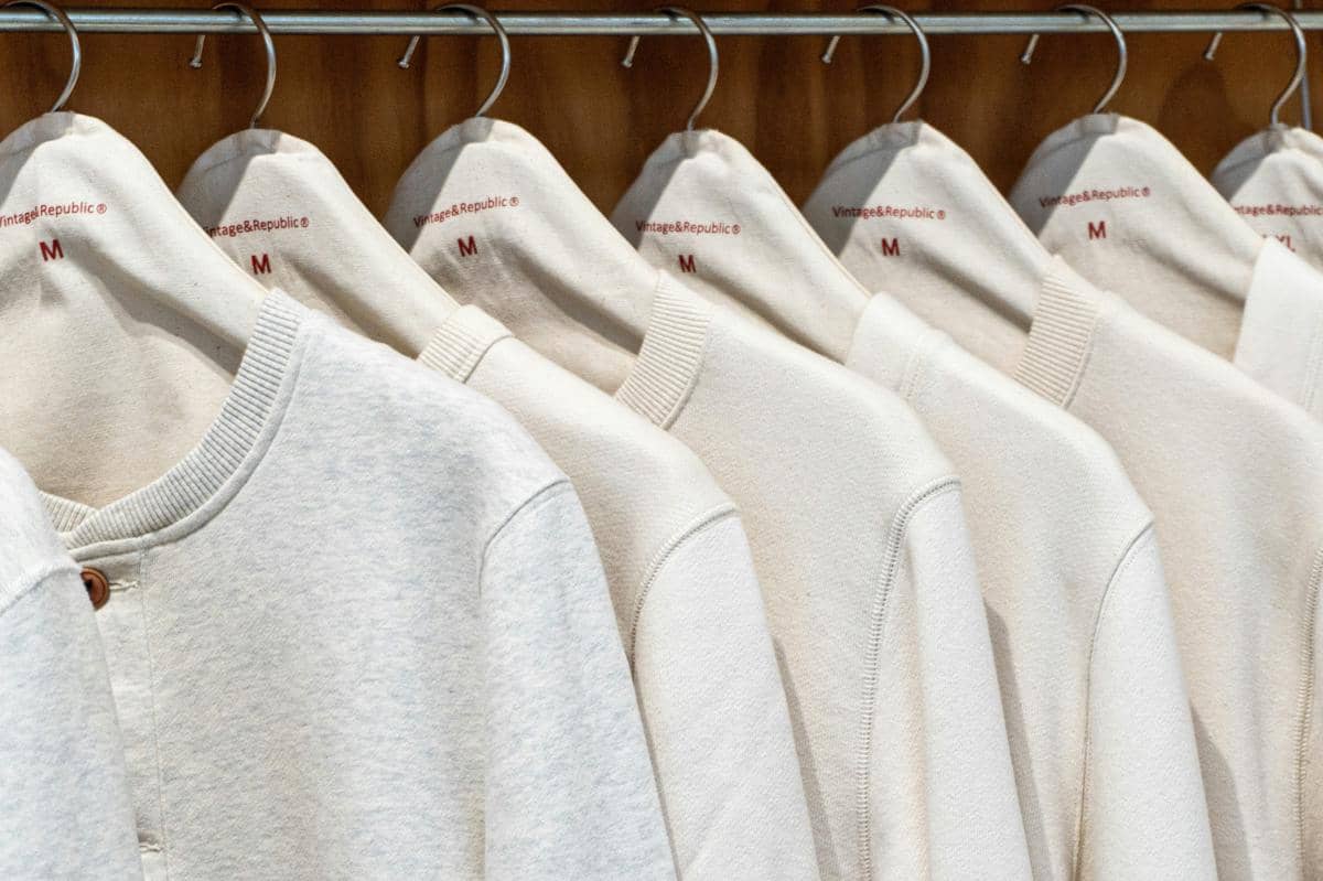 Ilustrasi baju berwarna broken white