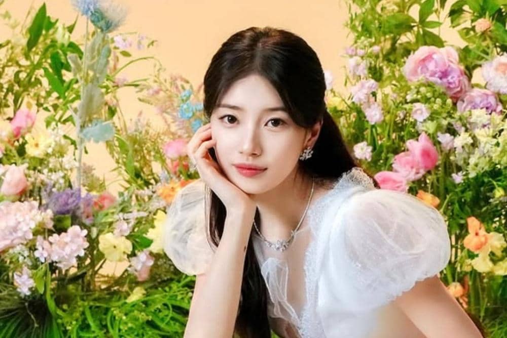 Bae Suzy kembali mencuri perhatian dengan pesona anggun dan kecantikannya saat menyanyikan sound.jpg