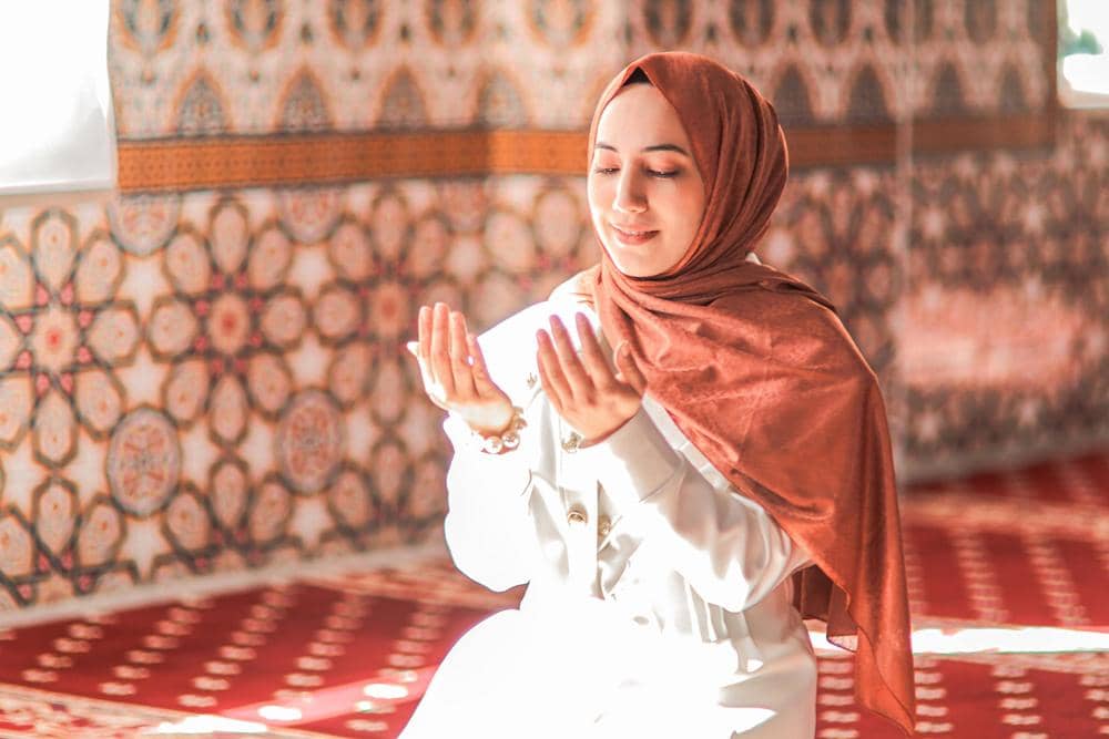 ilustrasi perempuan berdoa (pexels.com/SERHAT TUĞ)