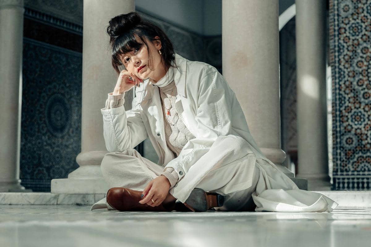 Ilustrasi inspirasi outfit berwarna broken white dan putih tulang