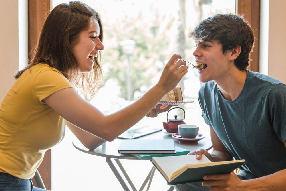 ilustrasi perhatian sama pacar (freepik.com/freepik)