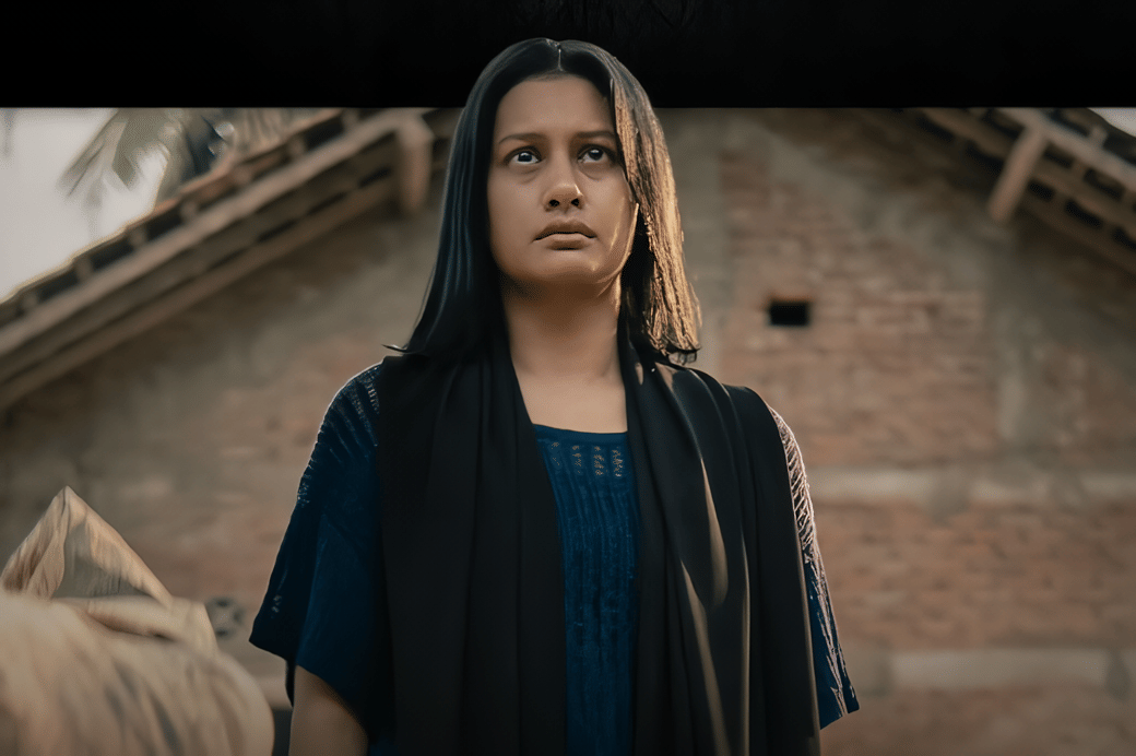 Mirah diperankan oleh Raihaanun berlatar di dekat makam imogiri.png