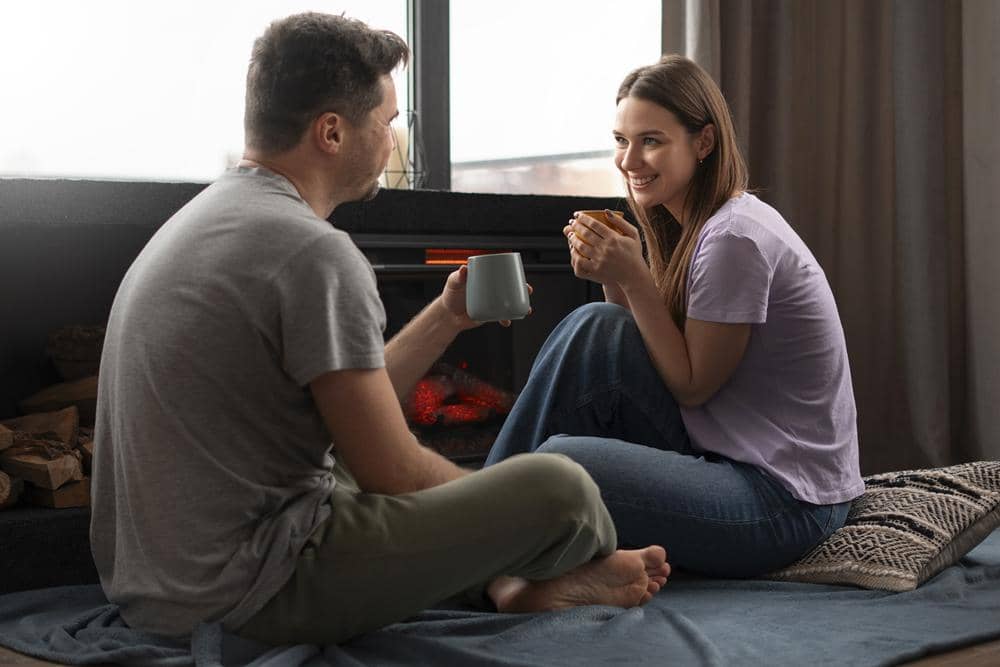 ilustrasi pasangan ngobrol (freepik.com/freepik)