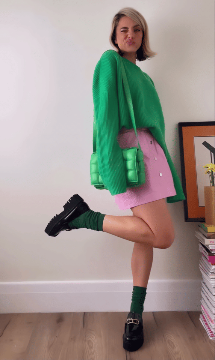 Sweater Hijau dan Skort Pink.png