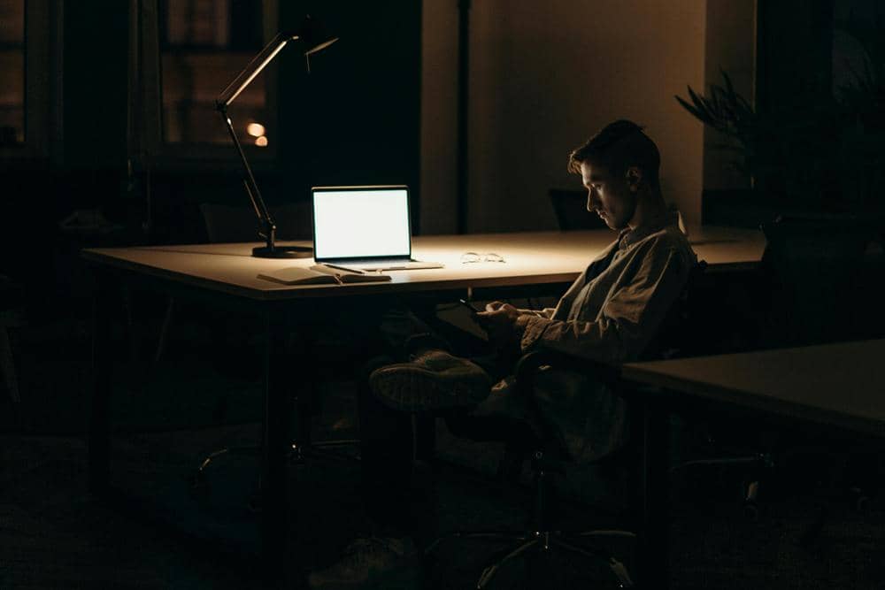 ilustrasi laki-laki menyendiri (pexels.com/cottonbro studio)