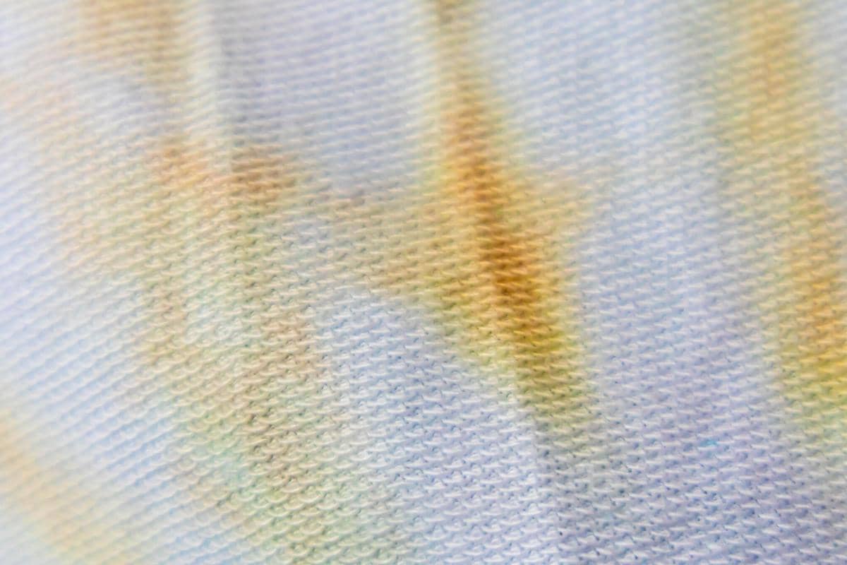 ilustrasi noda kuning di baju putih