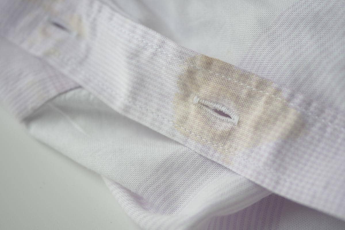 ilustrasi noda kuning di baju putih