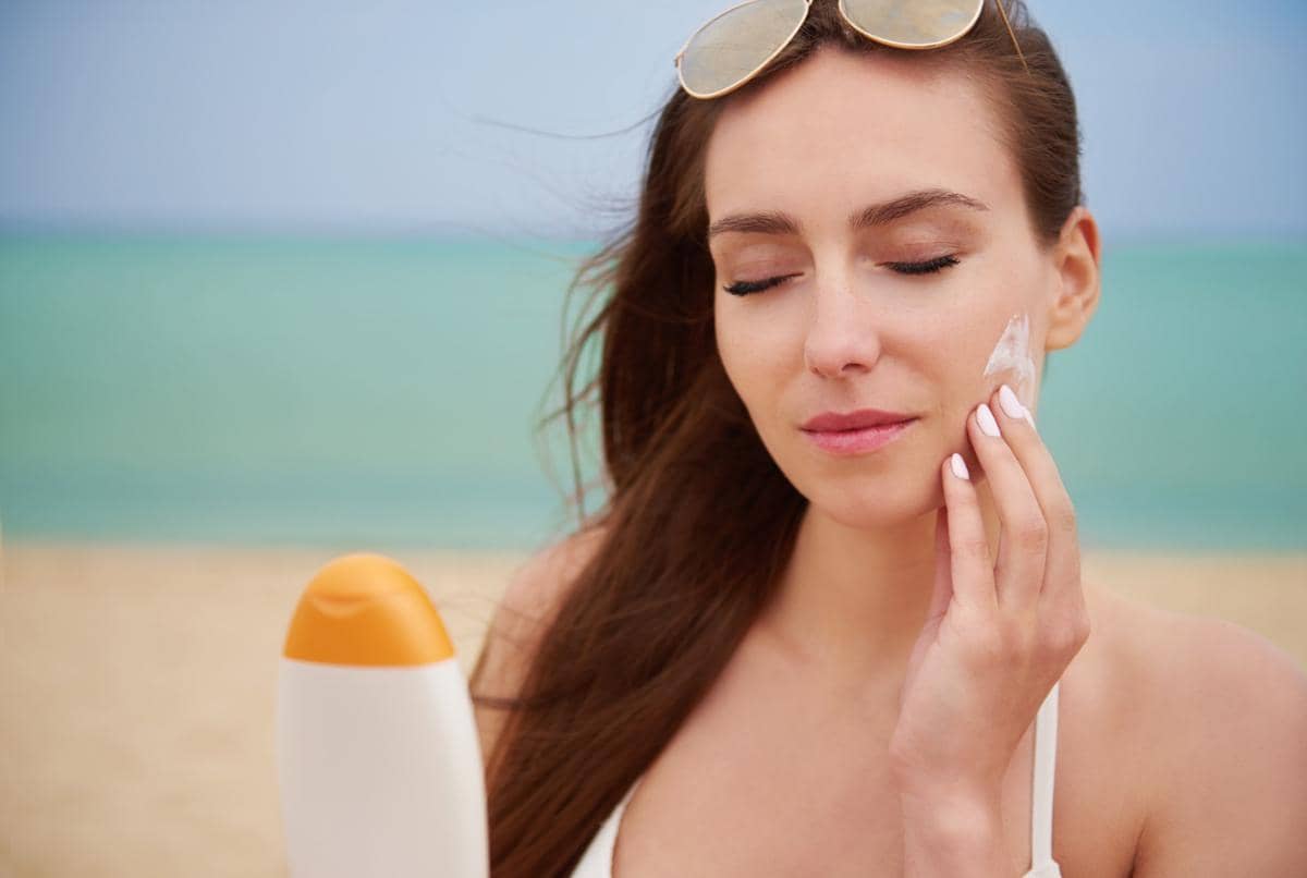 ilustrasi memakai sunscreen sesuai jenis kulit