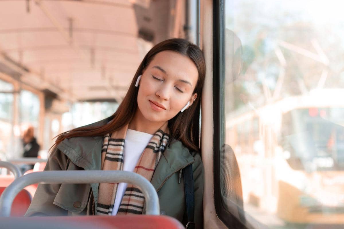 Ilustrasi wanita naik bus (freepik.com/freepik)