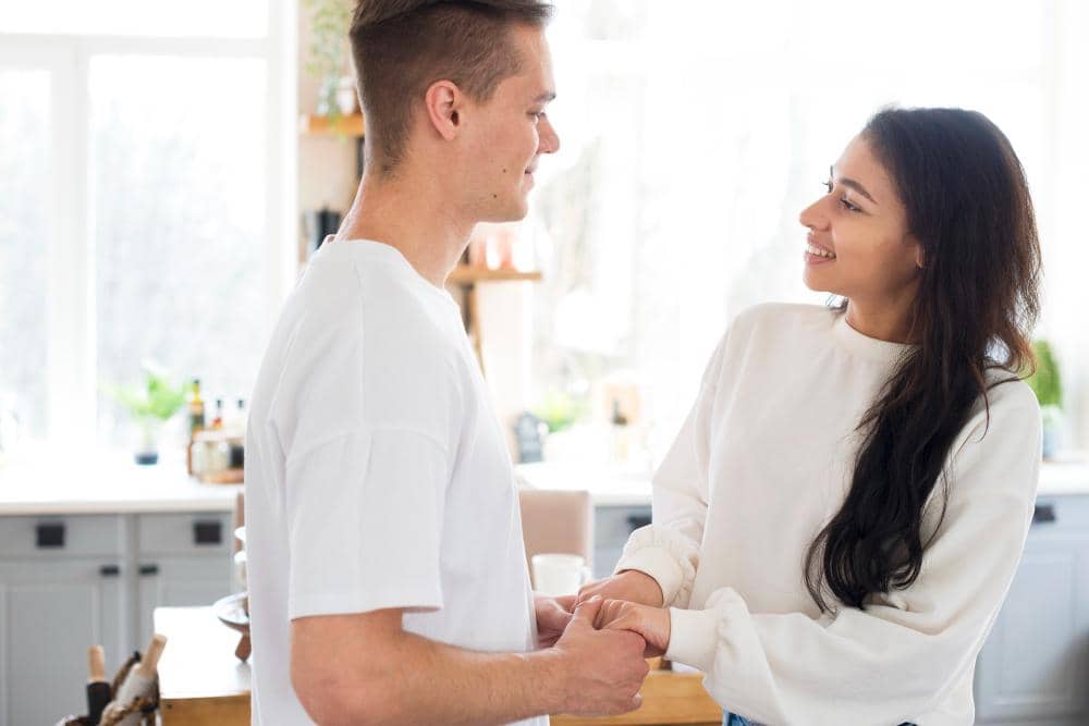 ilustrasi mendengarkan pasangan (freepik.com/freepik)