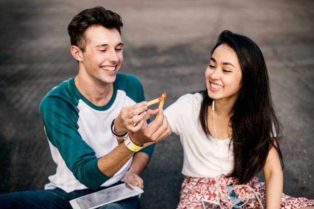 ilustrasi pasangan tersenyum (freepik.com/rawpixel.com)